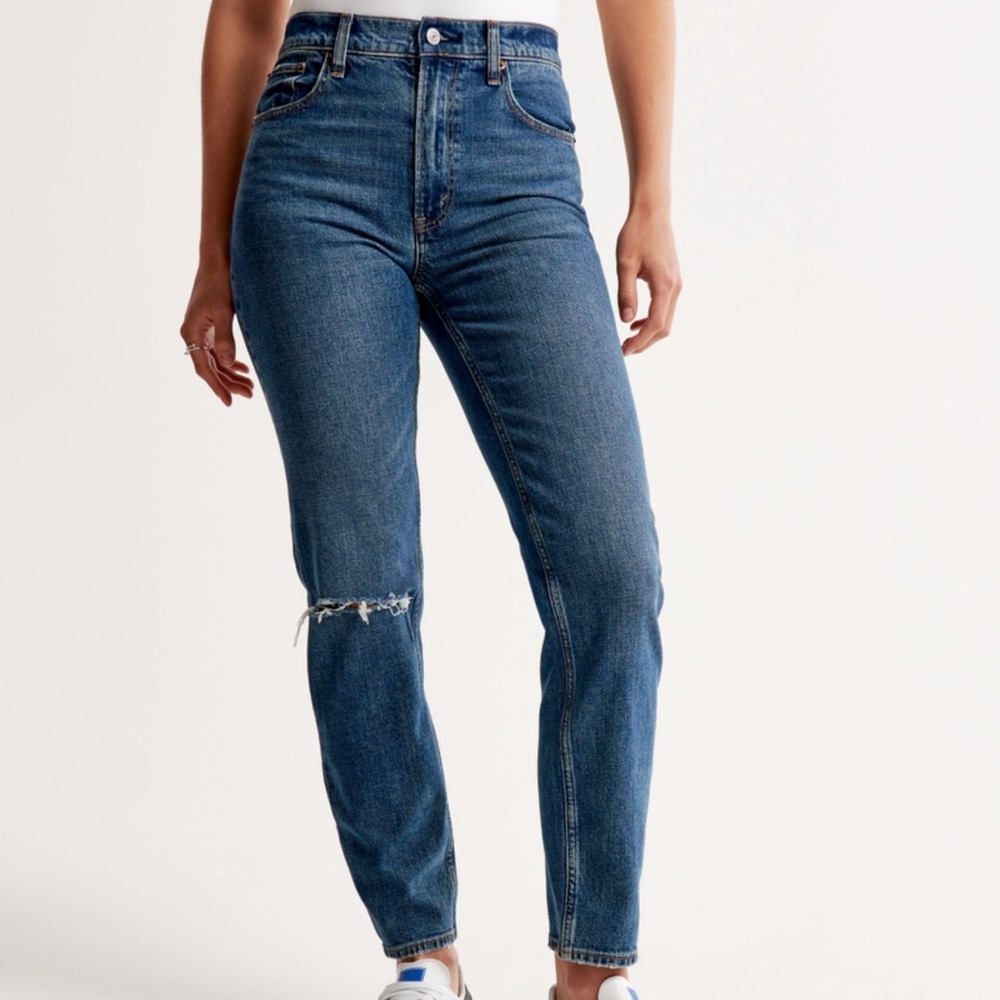ABERCROMBIE- Size 30/short- high rise mom jeans-curve love light wash